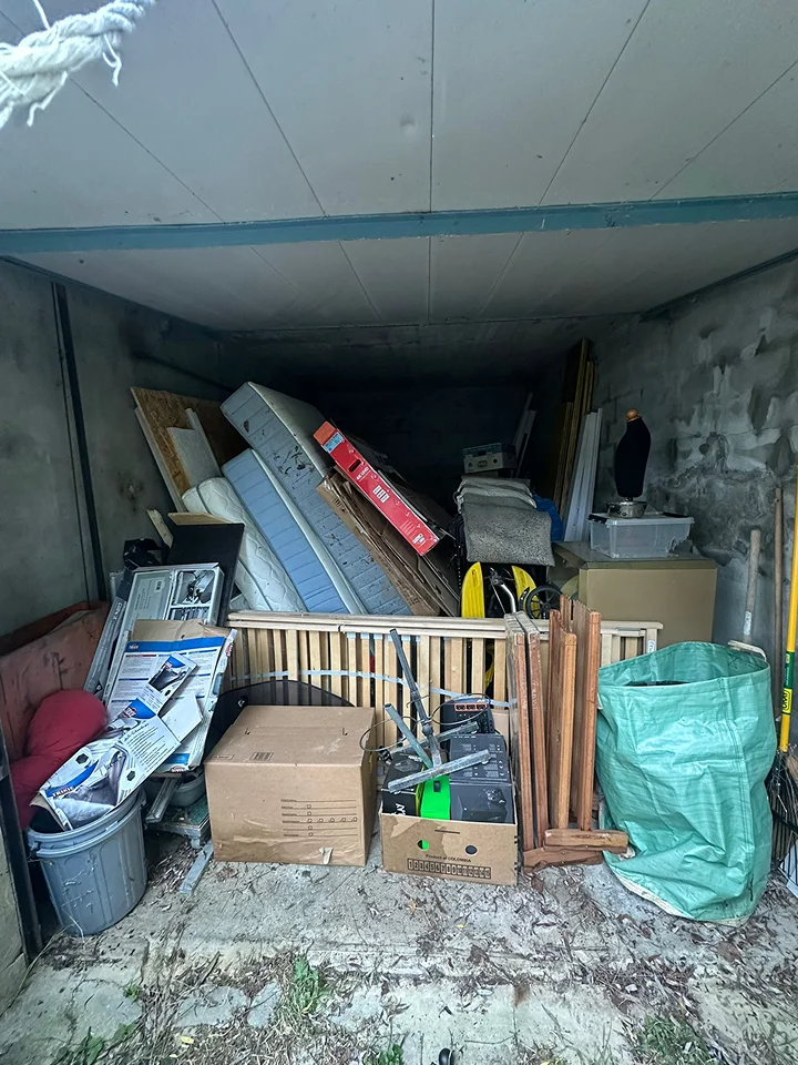 Pièce encombrée avant le débarras